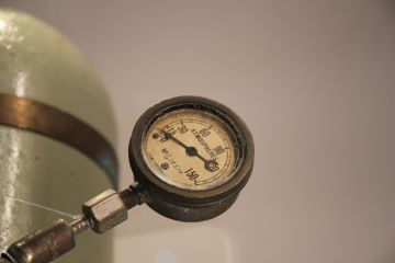 File:Contents Gauge on Siebe Gorman Self-Contained Compressed Air Diving Apparatus (SCCADA).jpg