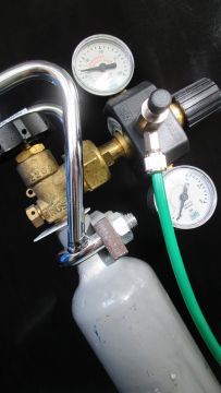 File:Manometer mit CO2 Flasche - Bild 001.jpg
