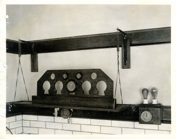 File:Vibrating board for air speed meters and oil and air pressure gauges.jpg