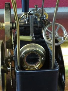 File:Wilesco D40 model steam Traction Engine. Boiler gauge, steering, etc.jpg