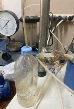 File:Gauge to measure pore water pressure in triaxial shear testing.jpg