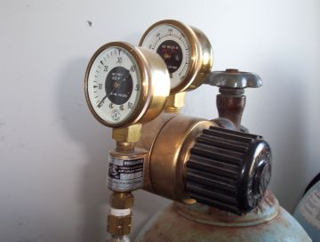 File:Regulator valve & pressure gauge.JPG