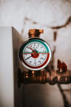 File:A pressure gauge attached to a heating system.jpg
