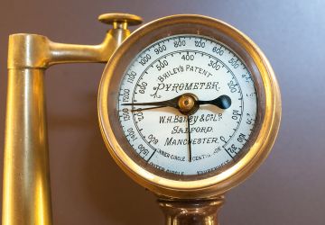 File:Bourdon pressure gauge, Train pressure meter, recife train museum, Pernambuco State, Brazil.jpg