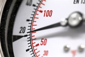 File:Macro Pressure Gauge (14623199976).jpg