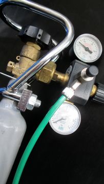 File:Manometer mit CO2 Flasche - Bild 002.jpg