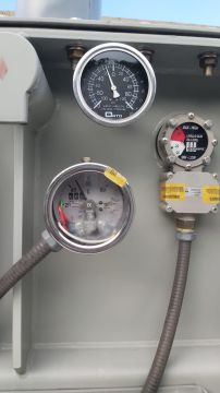File:Pressure-vacuum gauge transformer.jpg