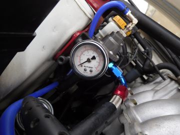File:Nissan Skyline R34, Tomei fuel pressure gauge.jpg