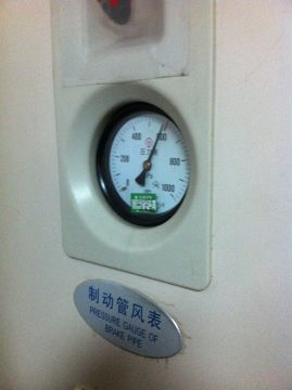 File:Pressure gauge of brake pipe on a 25T.JPG
