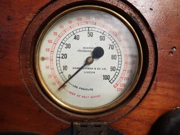 File:Pressure gauge on Siebe Gorman manual diver's pump P3220126.jpg