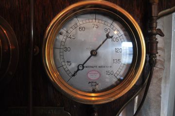 File:Virginia V (ship, 1922) engine room 14 - Jos. Marsh & Co. pressure gauge (intermediate receiver).jpg