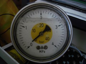 File:Glycerine-filled pressure gauge up to 4 MPa.JPG