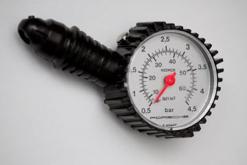File:Porsche Tire Pressure Gauge (9207945919).jpg