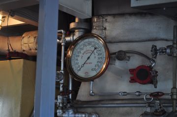 File:Virginia V (ship, 1922) engine room 16 - Babcock & Wilcox pressure gauge on boiler.jpg